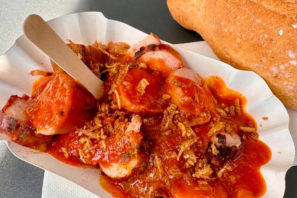 Salchichas alemanas y producto local de Qué Bo Está Food Truck en Galicia
