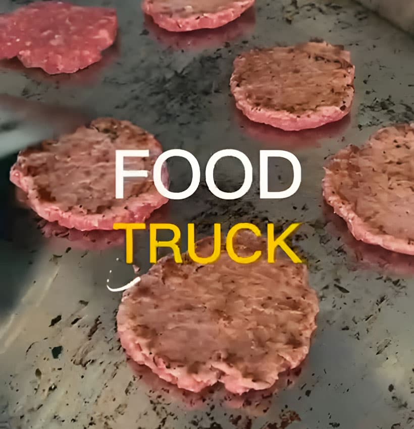 Food truck de Qué Bo Está sirviendo comida en un evento al aire libre en Galicia