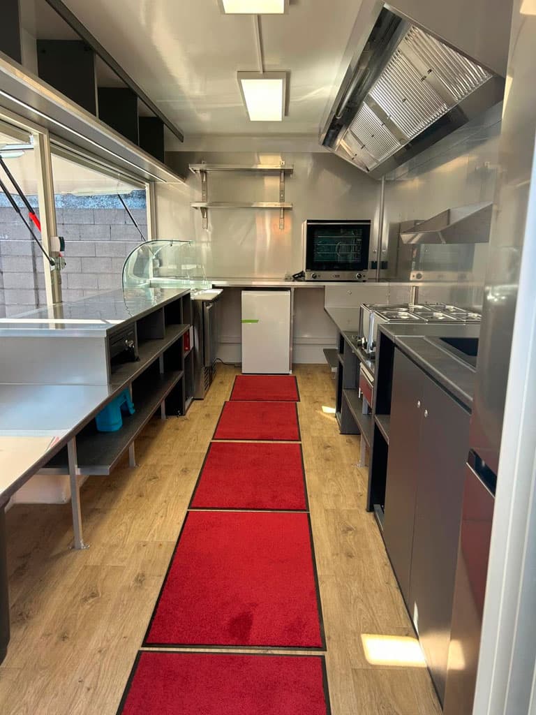Equipo de Qué Bo Está Food Truck atendiendo su gastrotruck gallego-alemán en Galicia