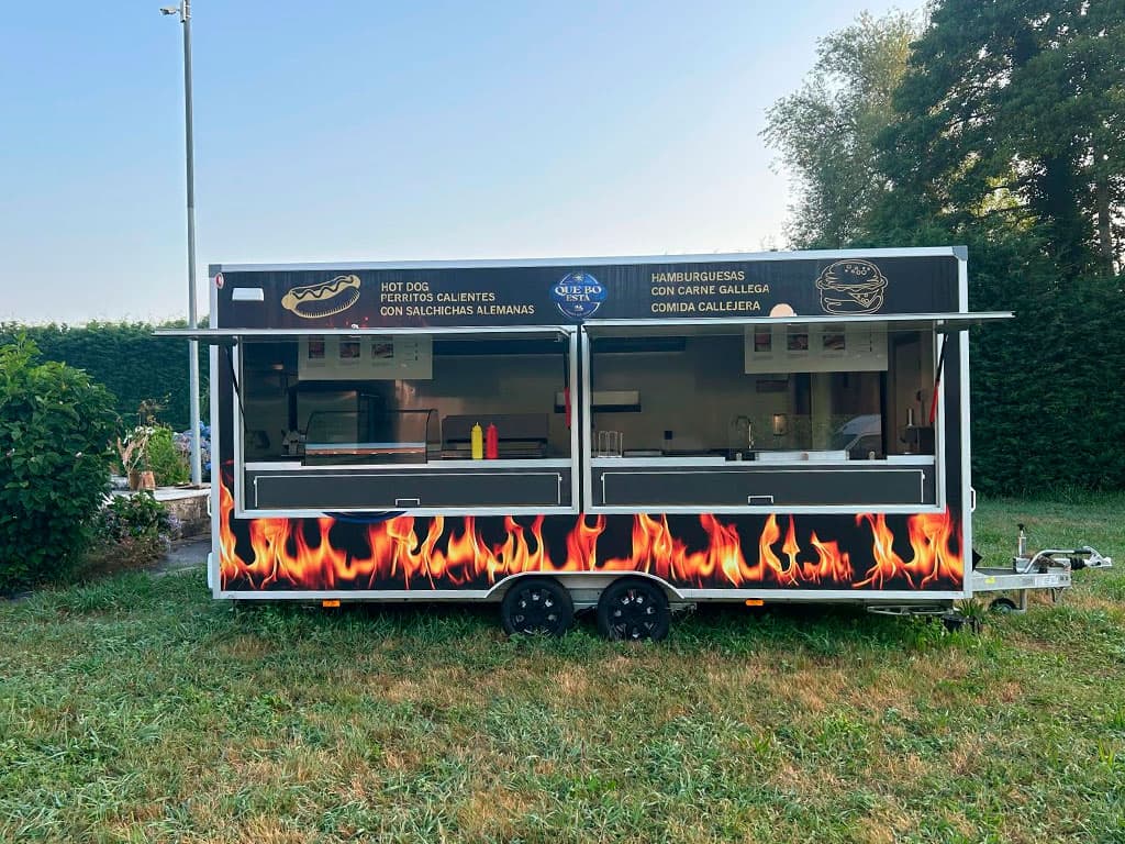 Food truck gallego-alemán Qué Bo Está sirviendo en un evento en Galicia