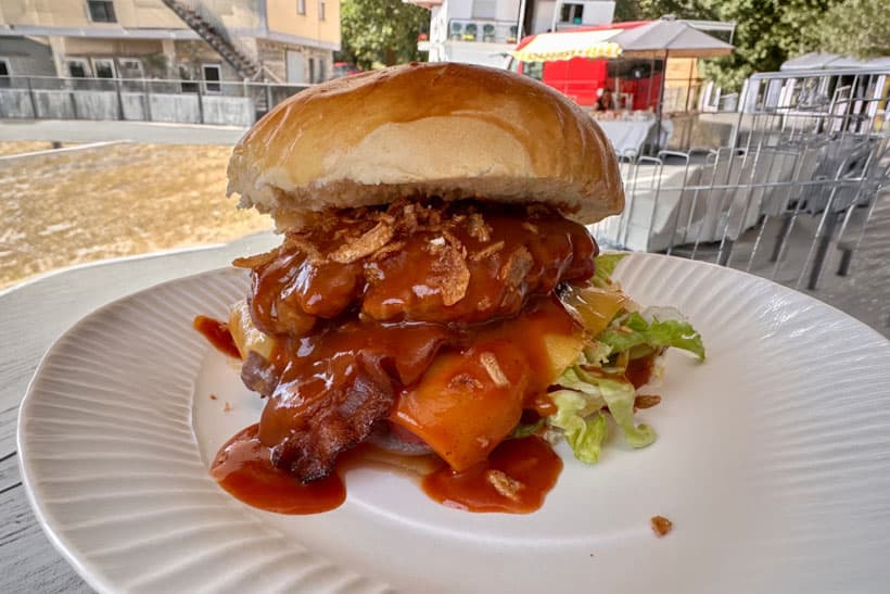 Hamburguesa gourmet O Viaxeiro con queso cheddar y bacón de Qué Bo Está Food Truck