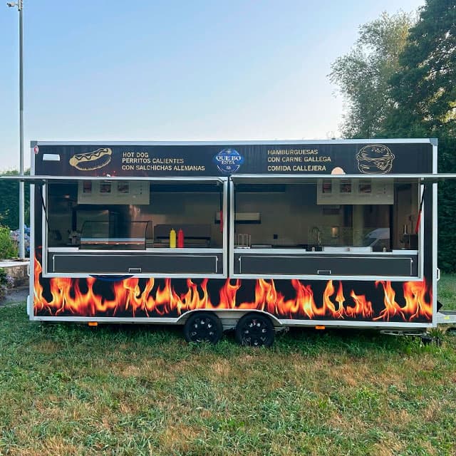Food trailer de Qué Bo Está Food Truck con salchichas alemanas y hamburguesas en Galicia
